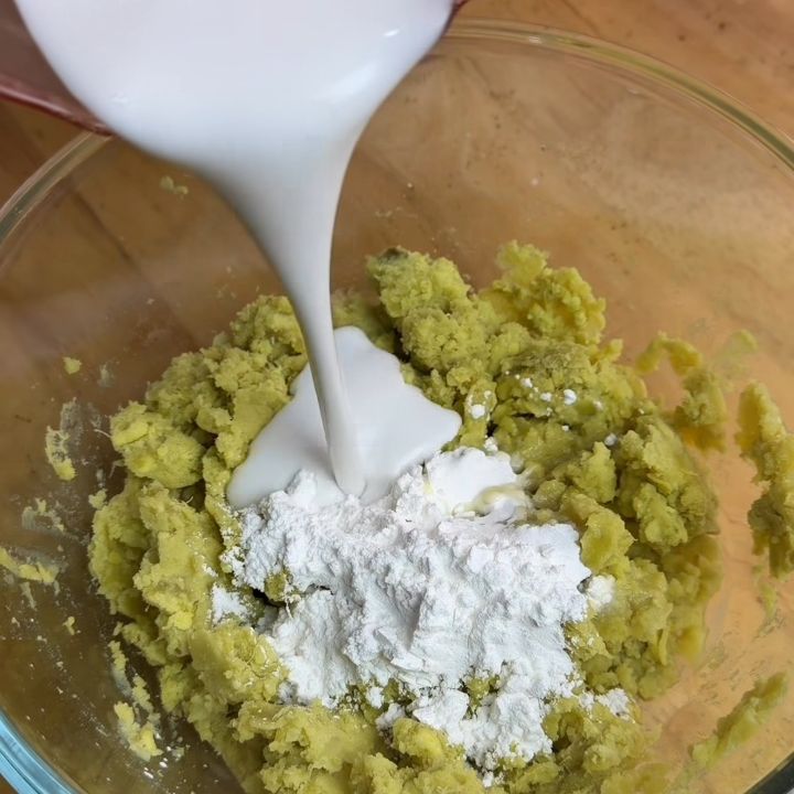 Thêm bột và sữa