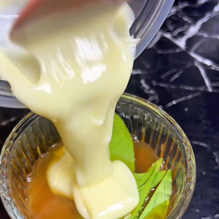 Thêm sữa đặc, lạc, tiêu