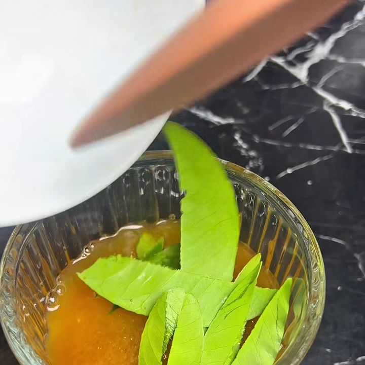 Thêm lá chanh