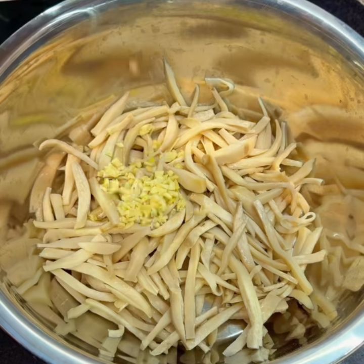 Thêm tỏi ớt