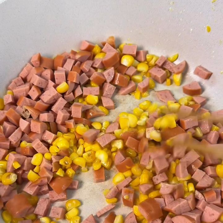 Thêm xúc xích