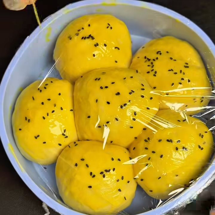 Quét trứng, rắc mè