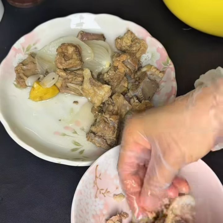 Gỡ thịt sườn
