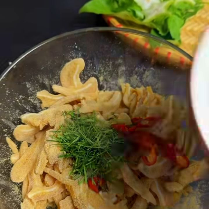 Thêm lá chanh, ớt