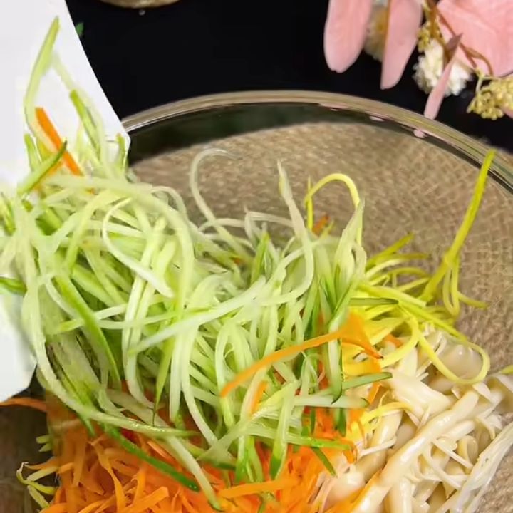 Thêm dưa leo, cà rốt