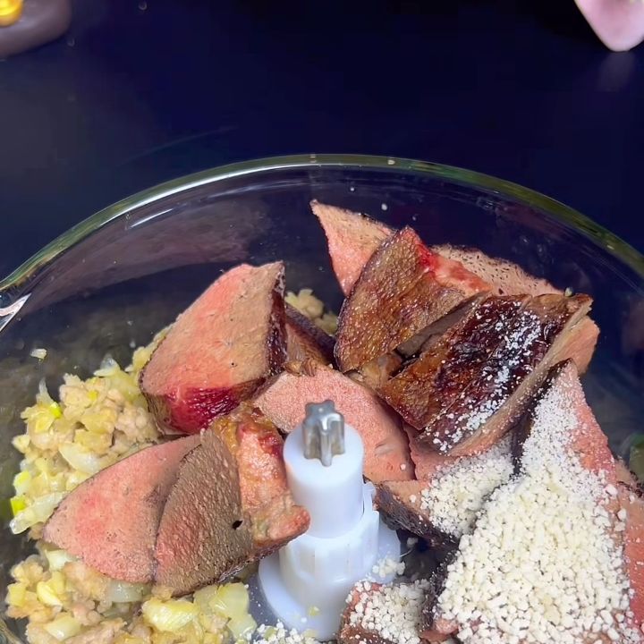 Cho vào máy xay