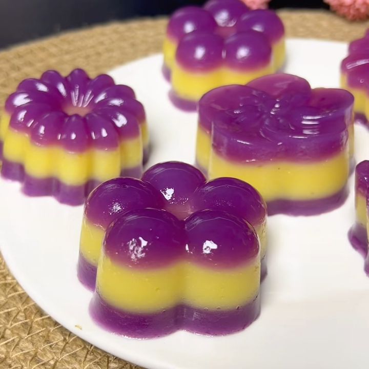 Lấy bánh ra khuôn