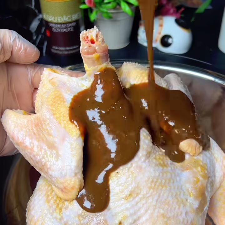Rưới sốt lên gà