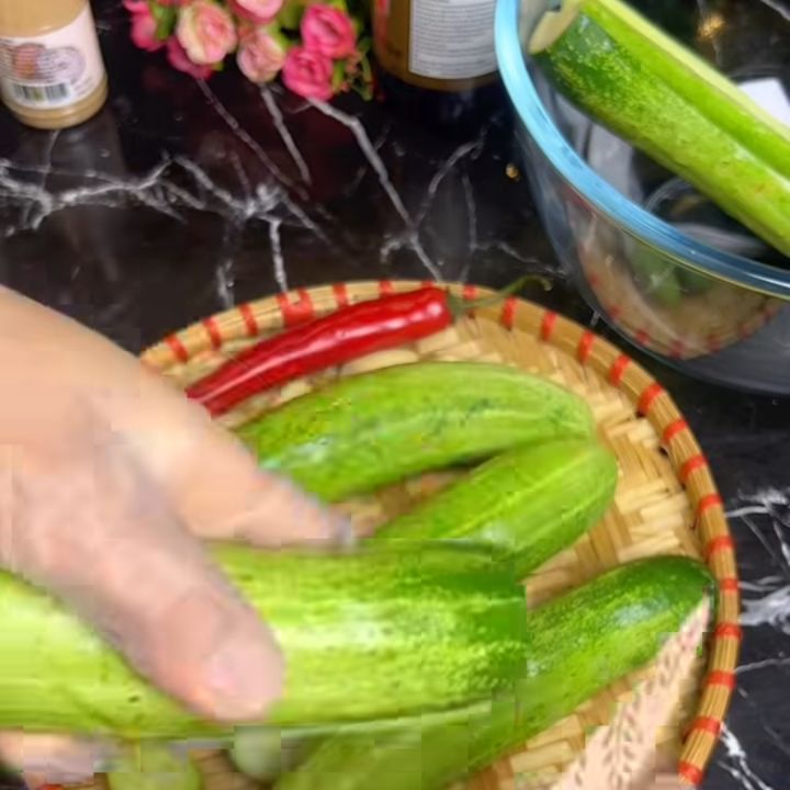Chuẩn bị dưa chuột