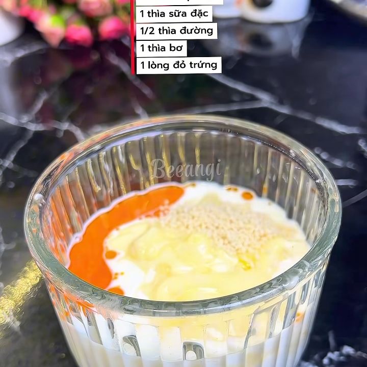 Thêm lòng đỏ