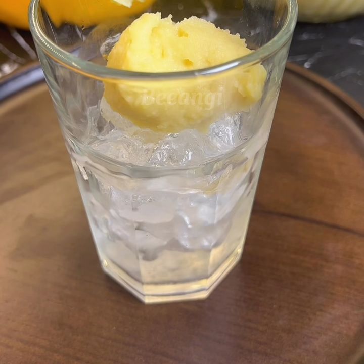 Múc vào cốc đá