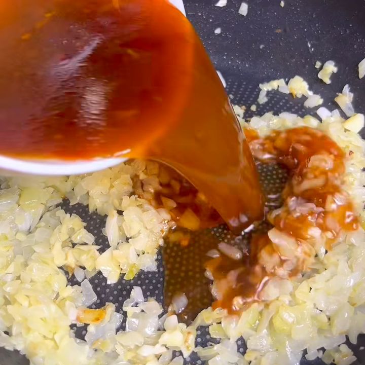 Đổ sốt vào chảo