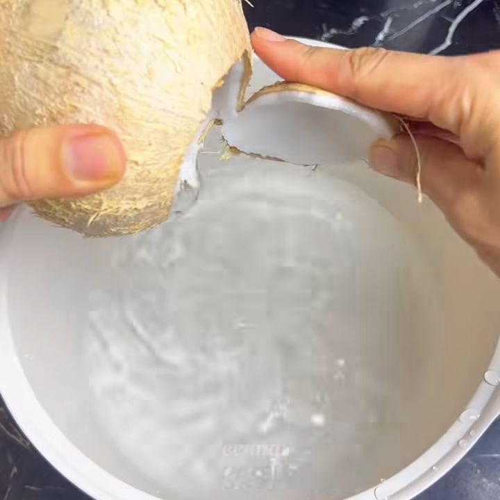 Lấy nước dừa