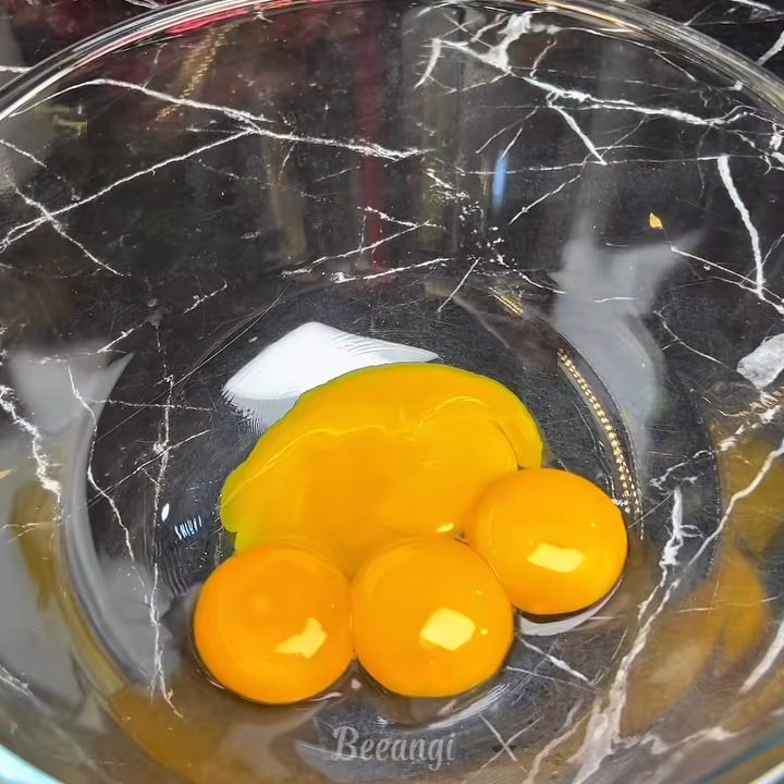 Tách lòng đỏ