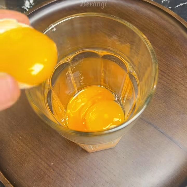 Tách lòng đỏ
