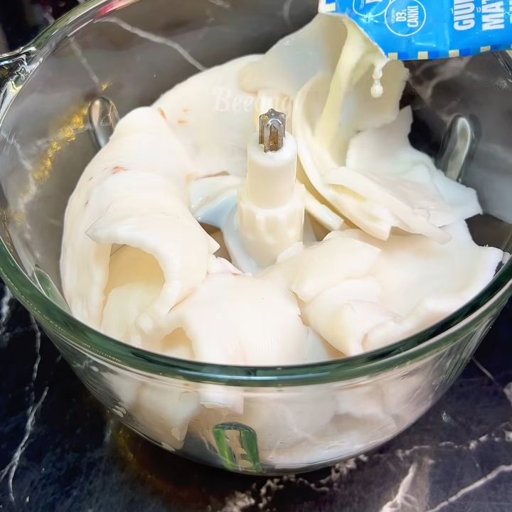 Cho vào máy xay
