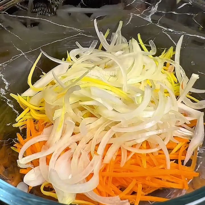 Cho rau củ vào âu