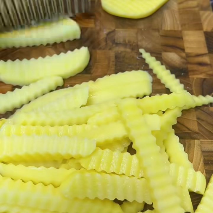 Gọt và cắt khoai