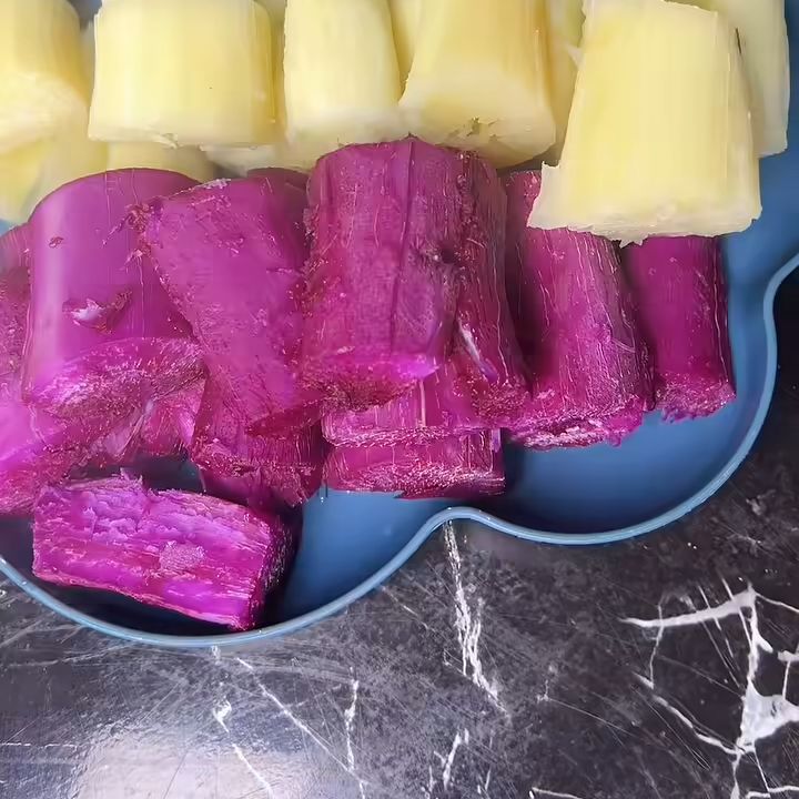 Luộc sắn tạo màu