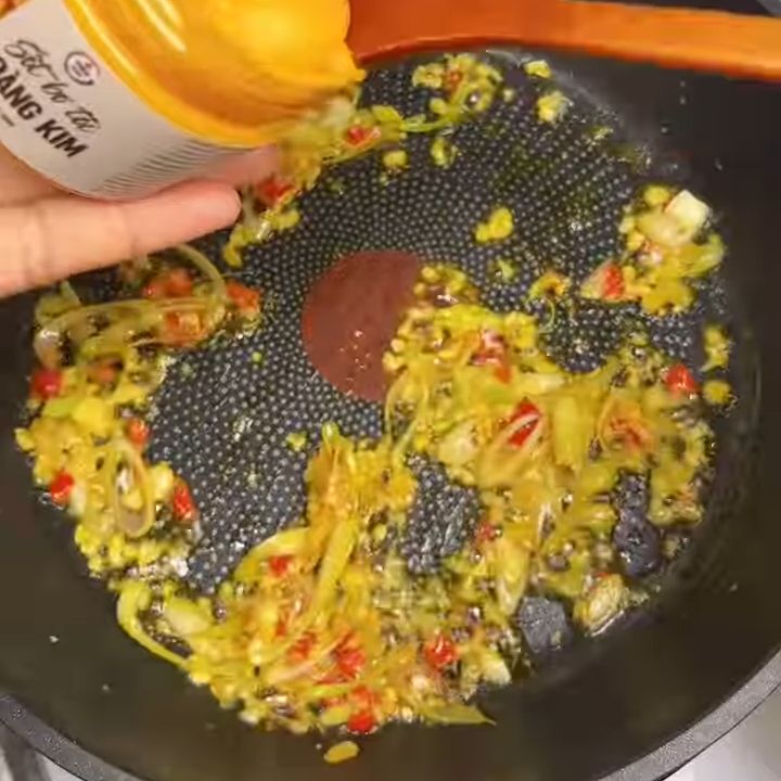 Cho sốt bơ trứng