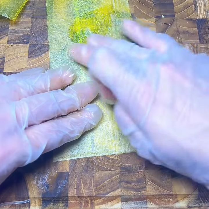 Trải lá nem