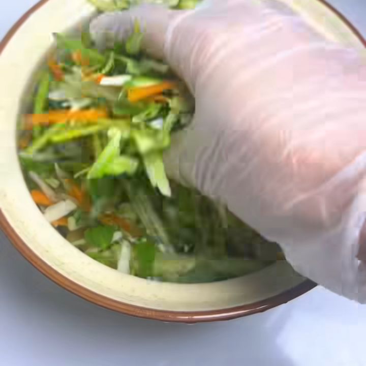 Cho dưa vào hũ