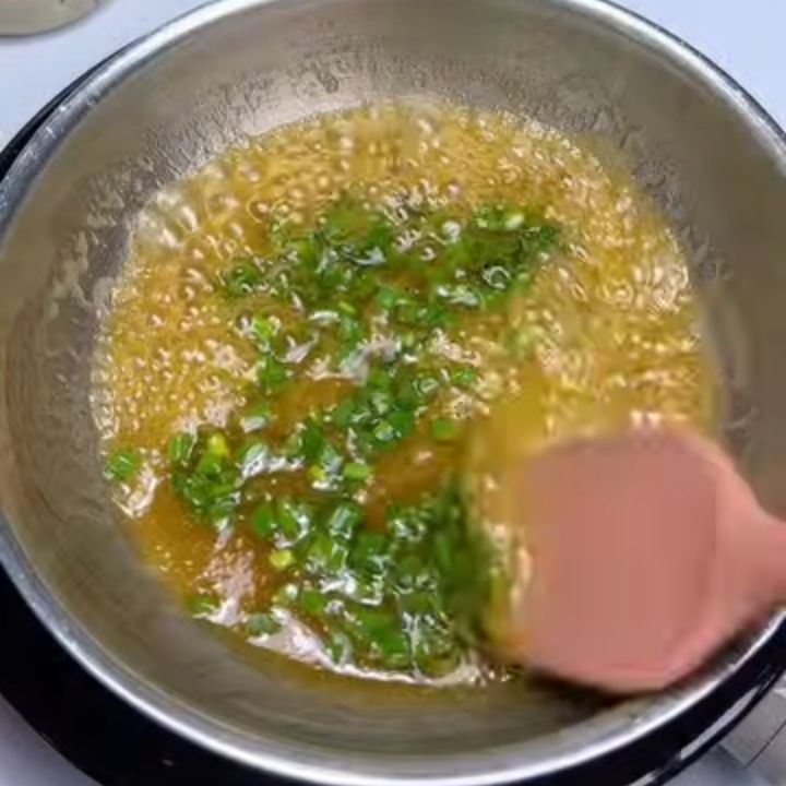 Thêm hành lá