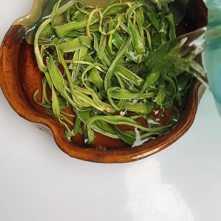 Ngâm rau tiến vua