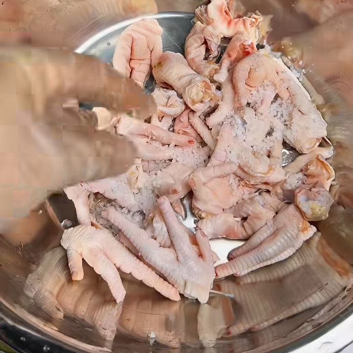 Làm sạch chân gà