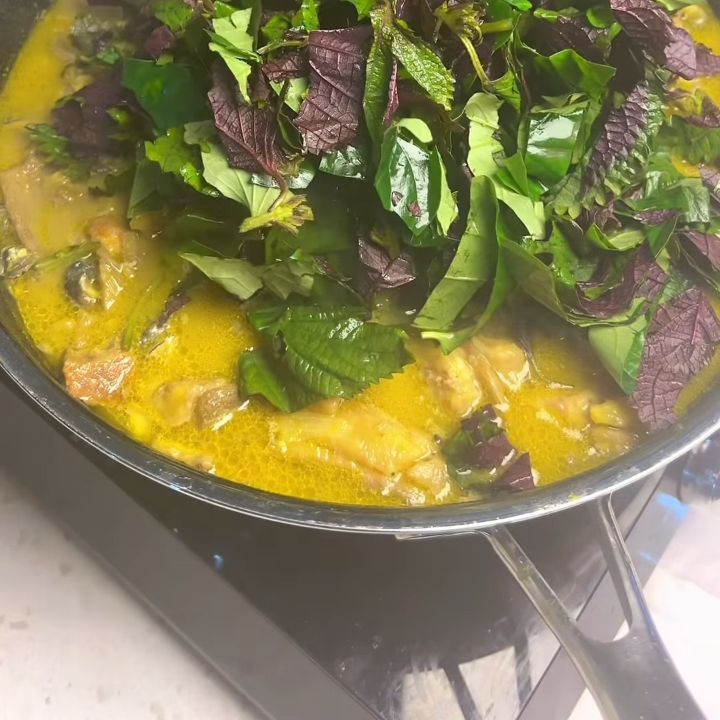 Thêm đậu và rau thơm