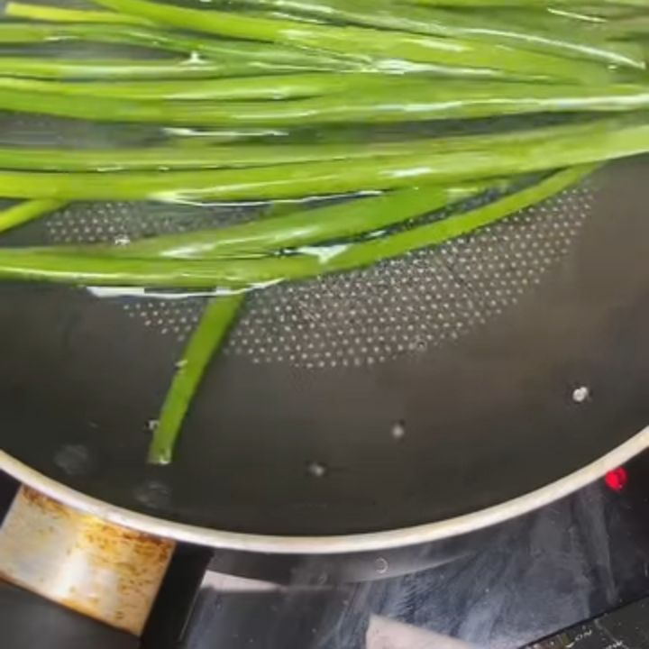 Chần hành lá