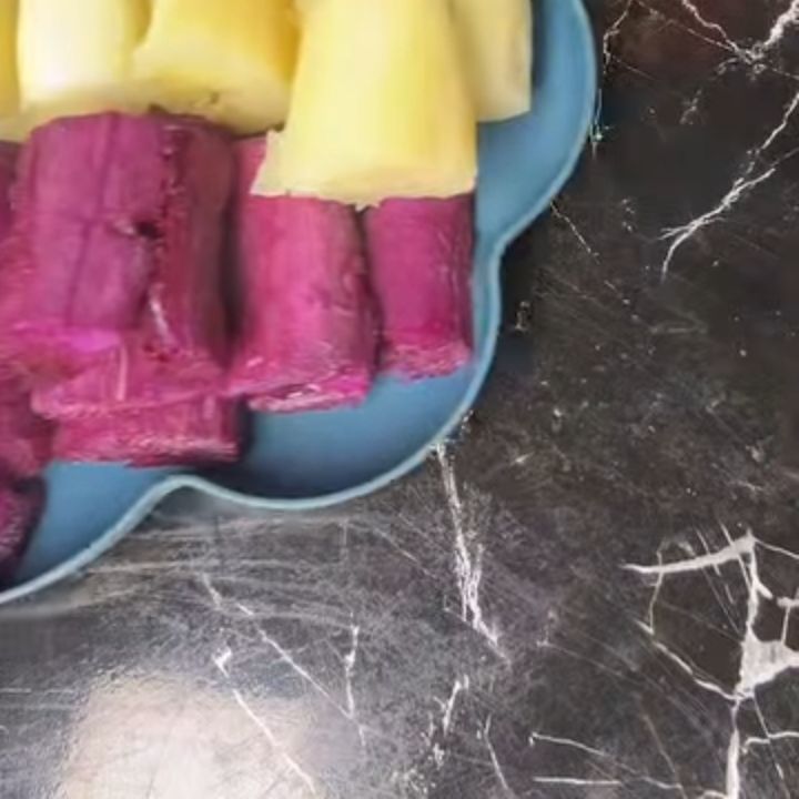 Luộc sắn lá cẩm