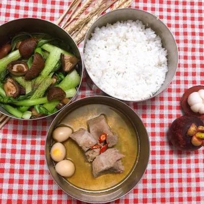 Bắp giò heo kho trứng cút