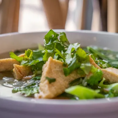 Canh đậu hũ hẹ nấm rơm