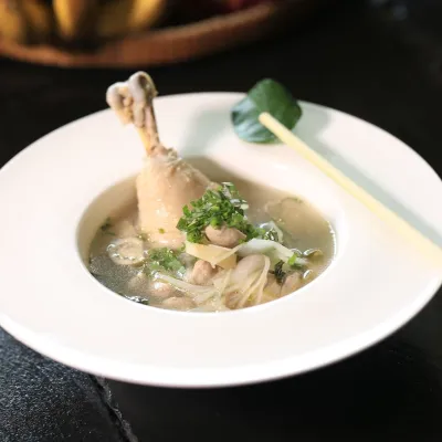 Canh gà lá é