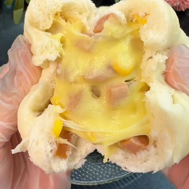 bánh bao xúc xích phô mai kéo sợi