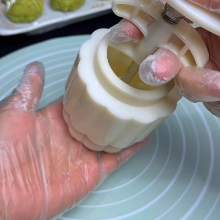 &eacute;p khu&ocirc;n b&aacute;nh dẻo cốm dừa