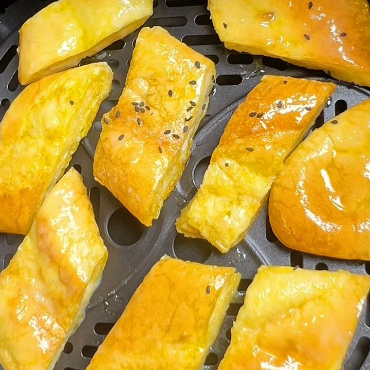 Xếp b&aacute;nh m&igrave; phết bơ sữa v&agrave;o nồi chi&ecirc;n