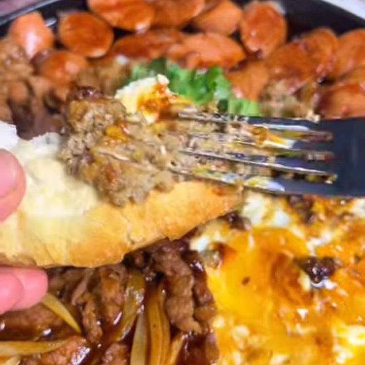bánh mì chảo chấm sốt