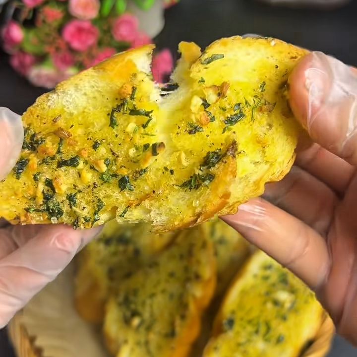 bánh mì nướng bơ tỏi giòn
