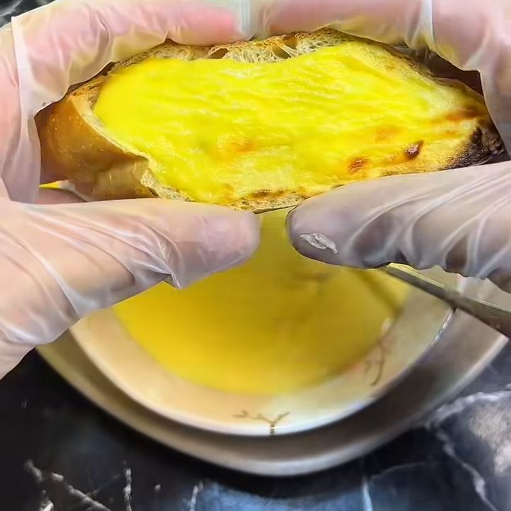 b&aacute;nh m&igrave; nướng sốt ph&ocirc; mai b&eacute;o ngậy