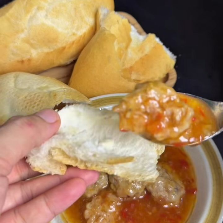 bánh mì xíu mại chấm sốt