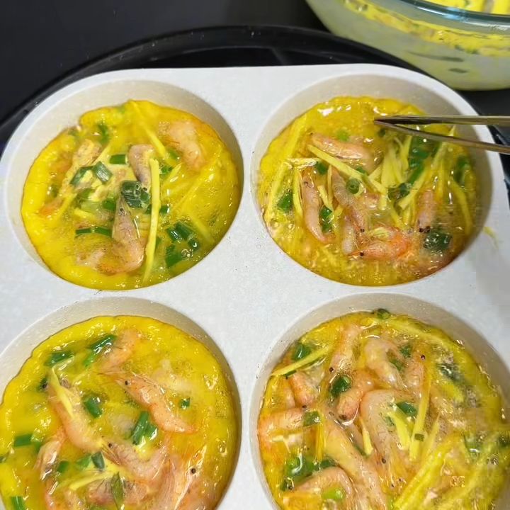chiên bánh tép khoai lang trong chảo khuôn