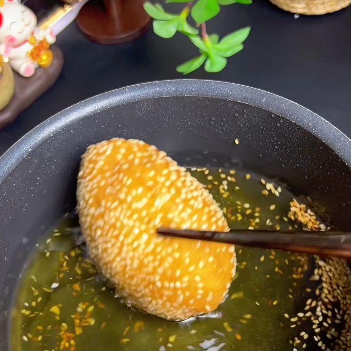 bánh tiêu phồng vàng trong chảo
