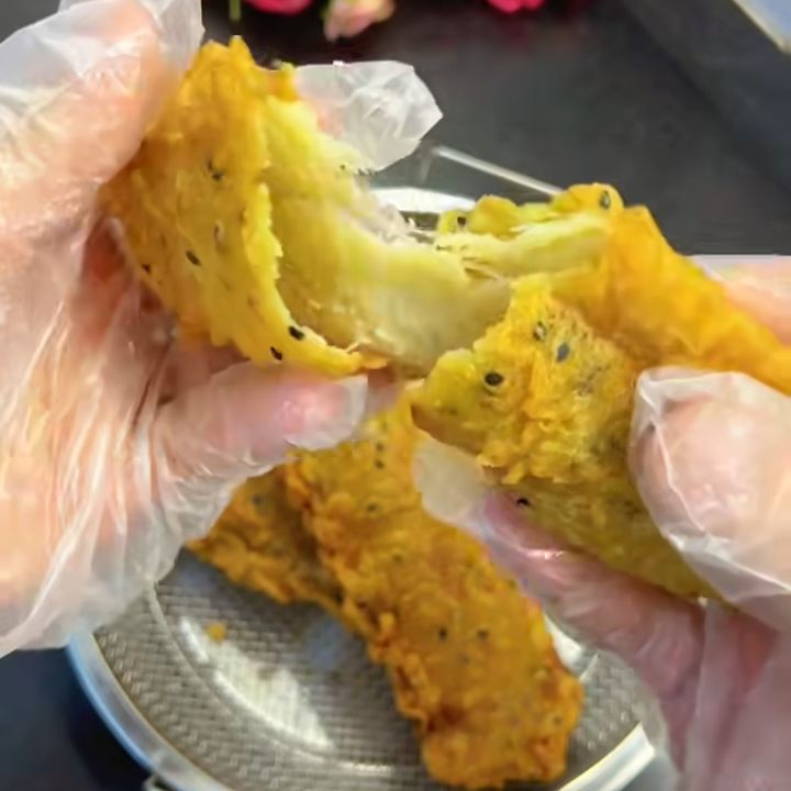 b&aacute;nh chuối chi&ecirc;n phồng bẻ đ&ocirc;i