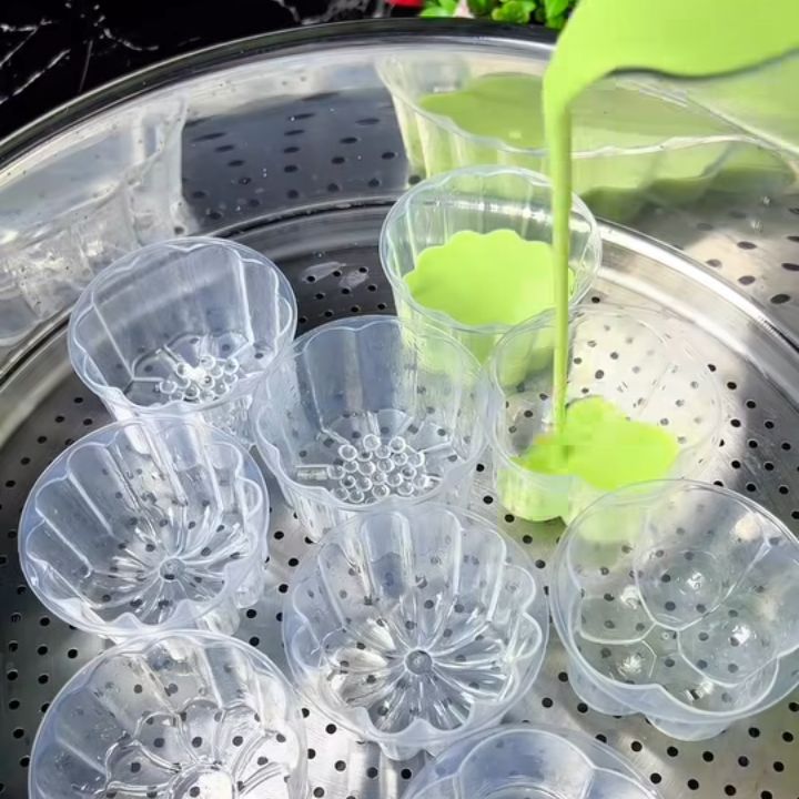 đổ lớp bột l&aacute; dứa v&agrave;o khu&ocirc;n