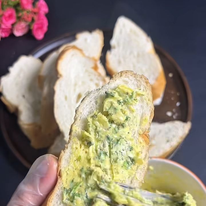 phết sốt bơ tỏi lên bánh mì