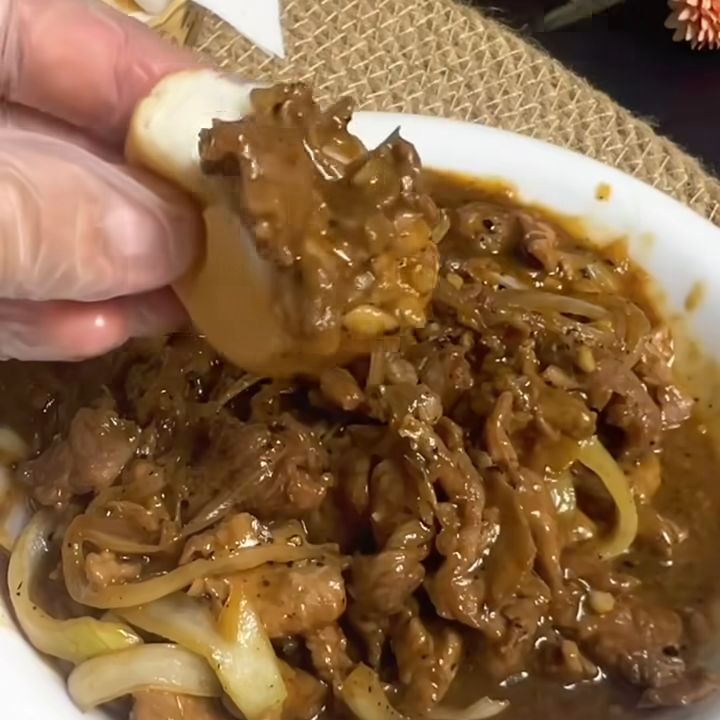 bánh bao chiên chấm bò sốt tiêu đen