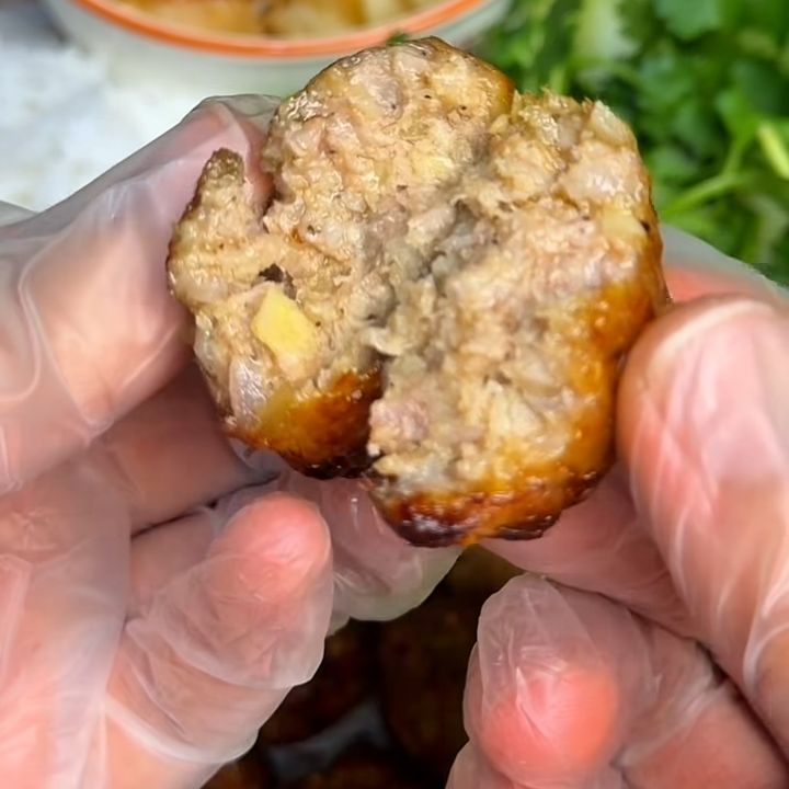 chả vi&ecirc;n nướng mềm mọng b&ecirc;n trong