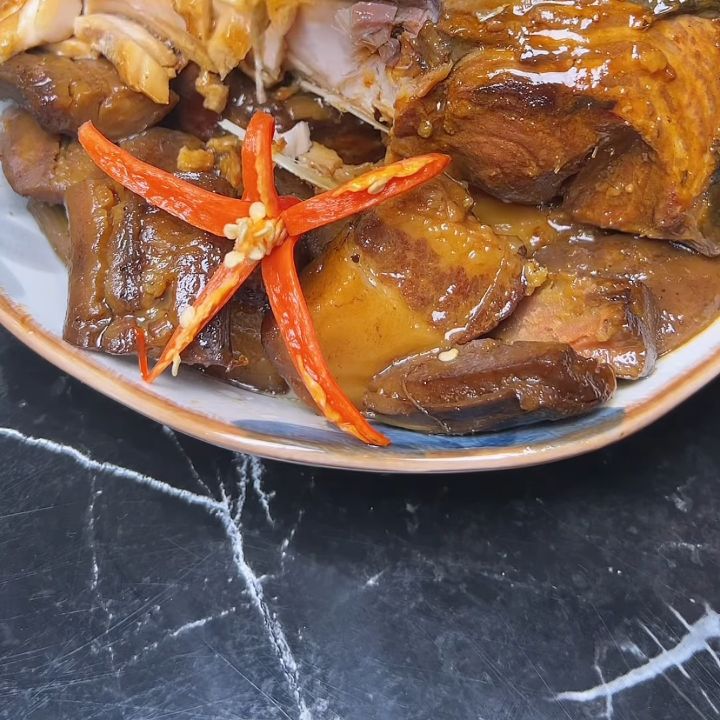 Gắp c&aacute; trắm kho tương
